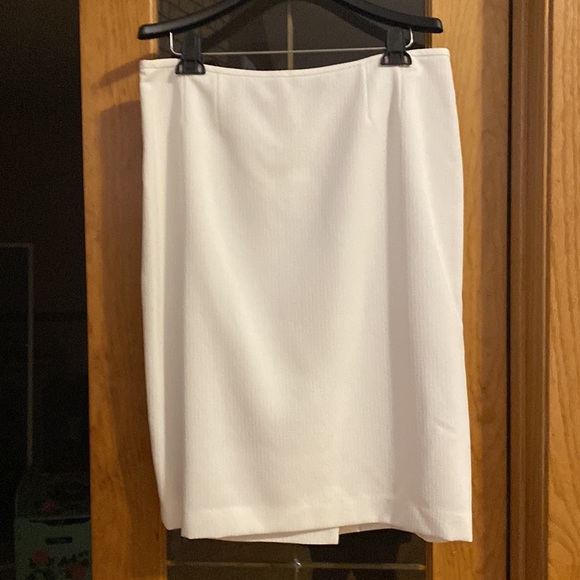 White Le Suit skirt suit - Picture 7 of 9